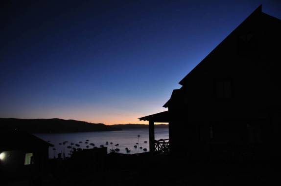 Um belo fim de tarde na orla do Titicaca, em Copacabana, na Bolívia